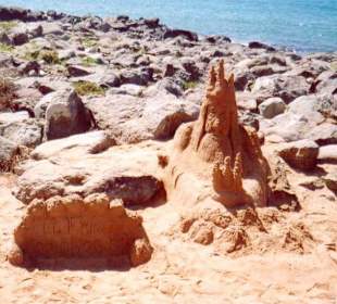 Gran Canaria Maspalomas Sandskulptur vor Leuchtturm