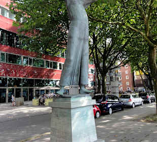 Die Skulptur "Der Rufer" am Weserufer