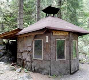 Kraftplatz mit Hütte