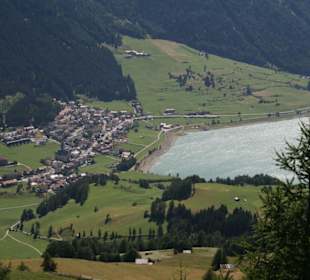 Blick zum Reschensee und nach Reschen