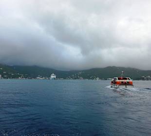 Blick auf den Hafen vom Tenderboot