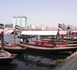 Wassertaxi auf dem Creek