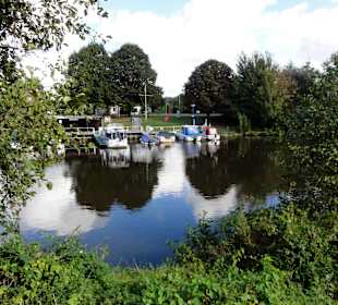 Boote am Ufer der Geeste