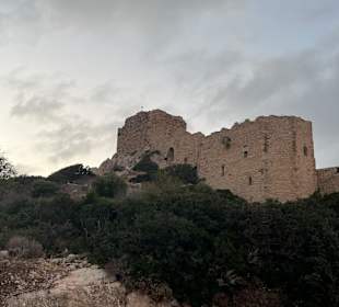 Die Burg vom Parkplatz aus