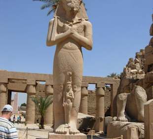 Ramses der ll mit Isis zu Füßen