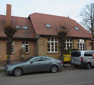 Unser Daimler vor dem Weihnachtspostamt