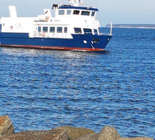 Ein Schiff kommt an.