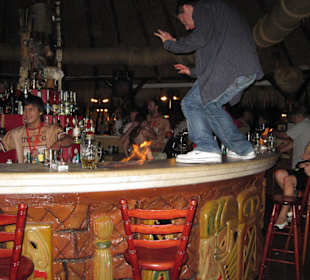 Theke gleichzeitig Tanzen & Feuer