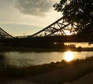 Elbegarten: Sonnenuntergang am Blauen Wunder