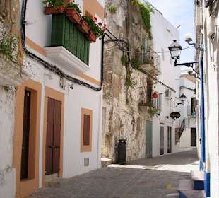 Krasse Gegensätze in der Altstadt Ibizas