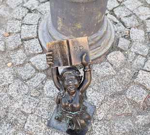 An der Straßenlampe.