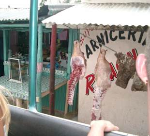fleisch hängt an der strasse