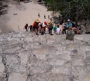 Auf der Treppe der Nohoch-Mul Pyramide