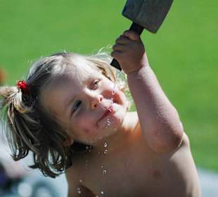 Kind beim Wasser trinken