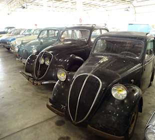 In der Haupthalle des Jesada Fahrzeug Museums