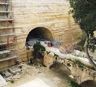 Arbeiten rechts unten direkt beim Tor