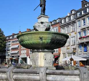 Impressionen vom Karlsbrunnen vor dem Rathaus