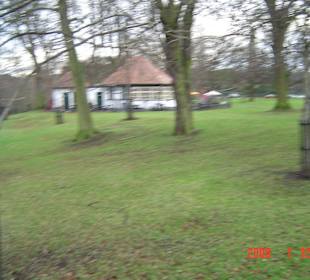 Vor dem Zoo ist ein schöner Park