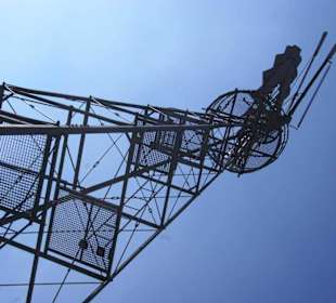 Windrad im Winter beleuchtet