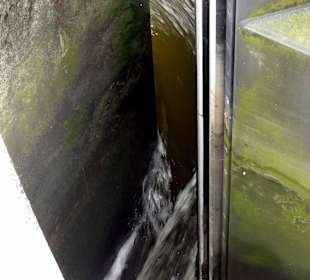 Einströmen des Wassers in die Schleusenkammer