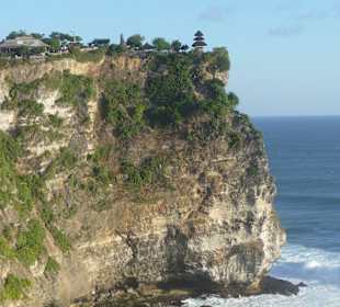 Imposante Lage: Uluwatu Tempel an der Felsküste