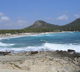 Hohe Wellen an der Cala Agulla