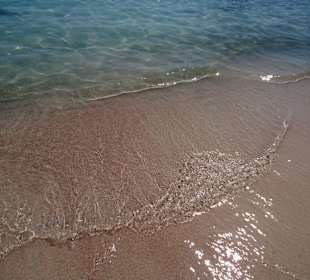 Пляж с розовым песком