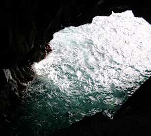 Blick durch eine der Öffnungen ins Meer