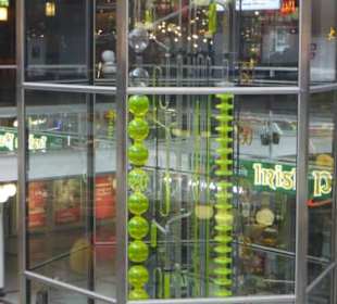 Blick von Schoko-Fabrik im Europa-Center  zur Uhr