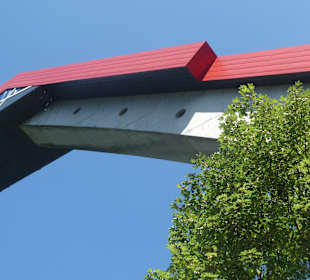 Die Heini-Klopfer-Skiflugschanze beim Freibergsee