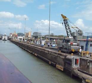 Schleusen-Durchfahrt auf den Panama Kanal