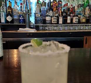 Margarita zur Happy Hour an der Theke 