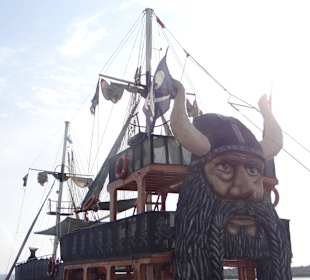 Ten statek dopływał do naszej plaży