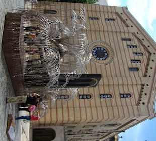 Pomnik pomordowanych i synagoga w tle