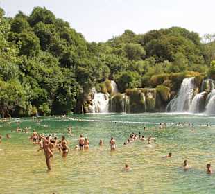 Koupání pod vodopády