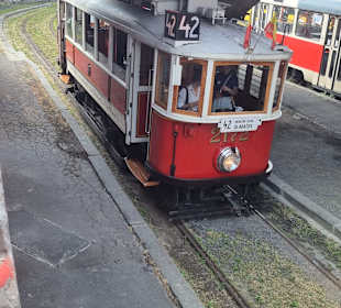 Eine der beiden Bahnen der historische Straßenbahn