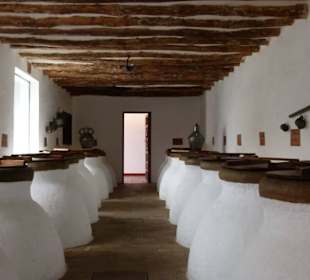 Fässer der Ölmühle in Baena