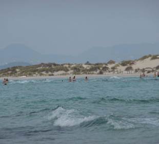 Urlauber durchqueren das Meer nach S'Espalmador