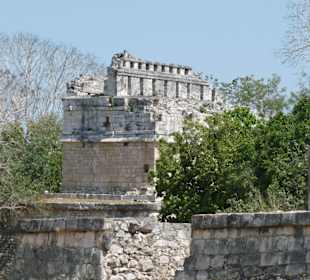 Auf einem Bild 3 Ruinen