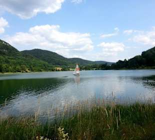 Stausee mit Segelschiffe