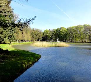 Garten- und Teichlandschaft in der Peripherie