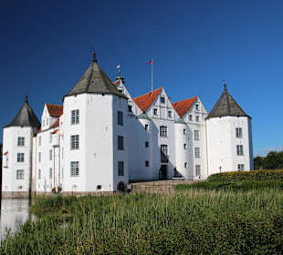 Das Schloss mit seinen achteckigen Türmen