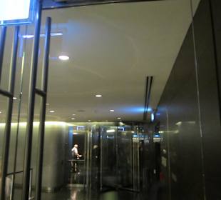 Drehtür vor den Fahrstühlen 