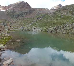 Auf Hälfte des Weges ein herrlicher Bergsee