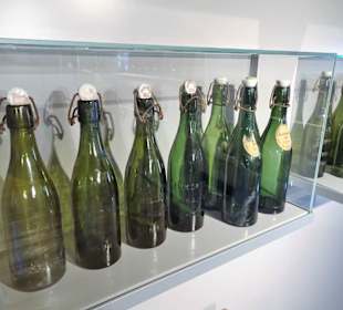 Historische Flaschen im Museum Barockscheune