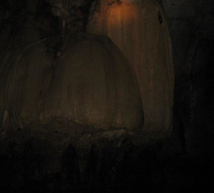 Schumrige Dunkelheit in der Flußhöhle