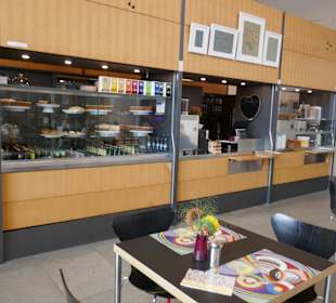 Kuchen und Kaffeeausgabe in Kunsthalle Würth