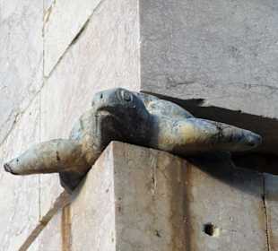 Die tragenden Schildkröten am Obelisk