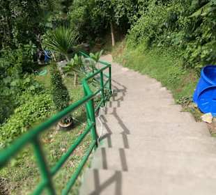 Treppen zum Tegenungan Wasserall