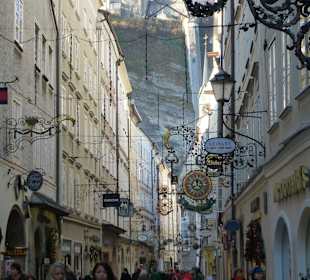 Getreidegasse mit Bilck zum Mönchberg